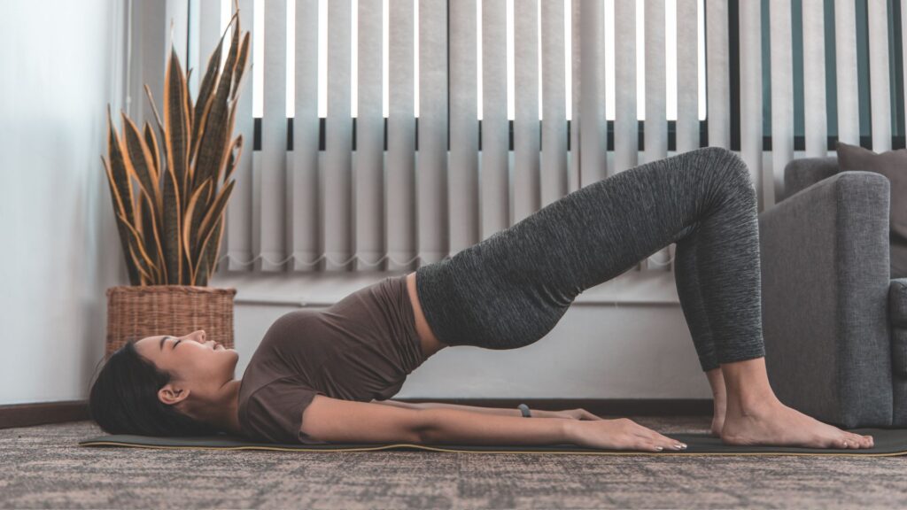 pose.jpg ヨガマットの上で仰向けになり、腰を高く持ち上げる橋のポーズ