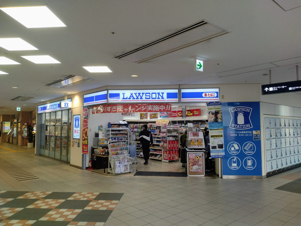 伊丹駅の改札を出て目の前のコンビニの写真