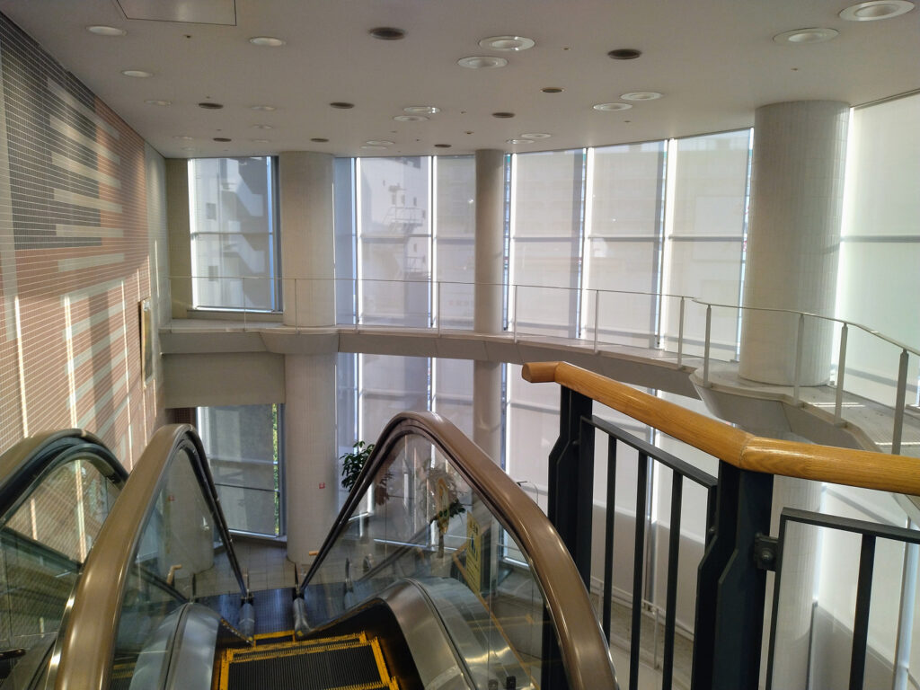 伊丹駅の南口を越えた、エスカレーターの写真