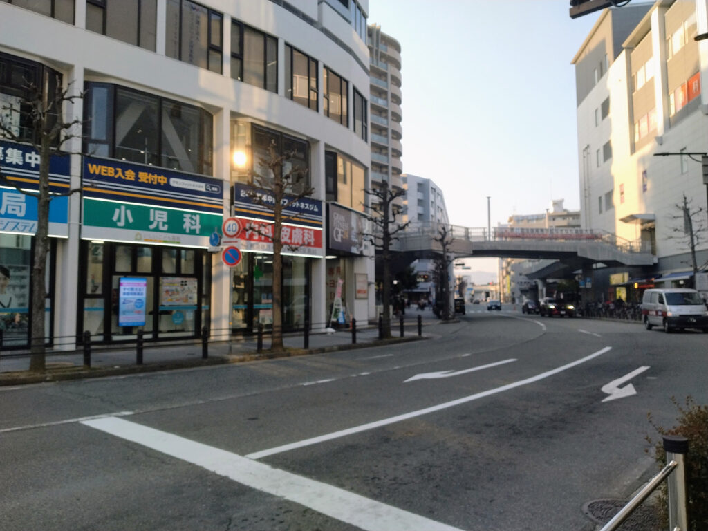 伊丹駅の南口から出て正面の、ホットヨガスタジオcaldoの写真