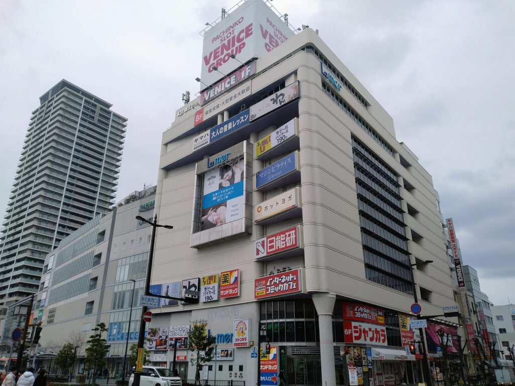 ホットヨガスタジオ・ラバ明石店のビル