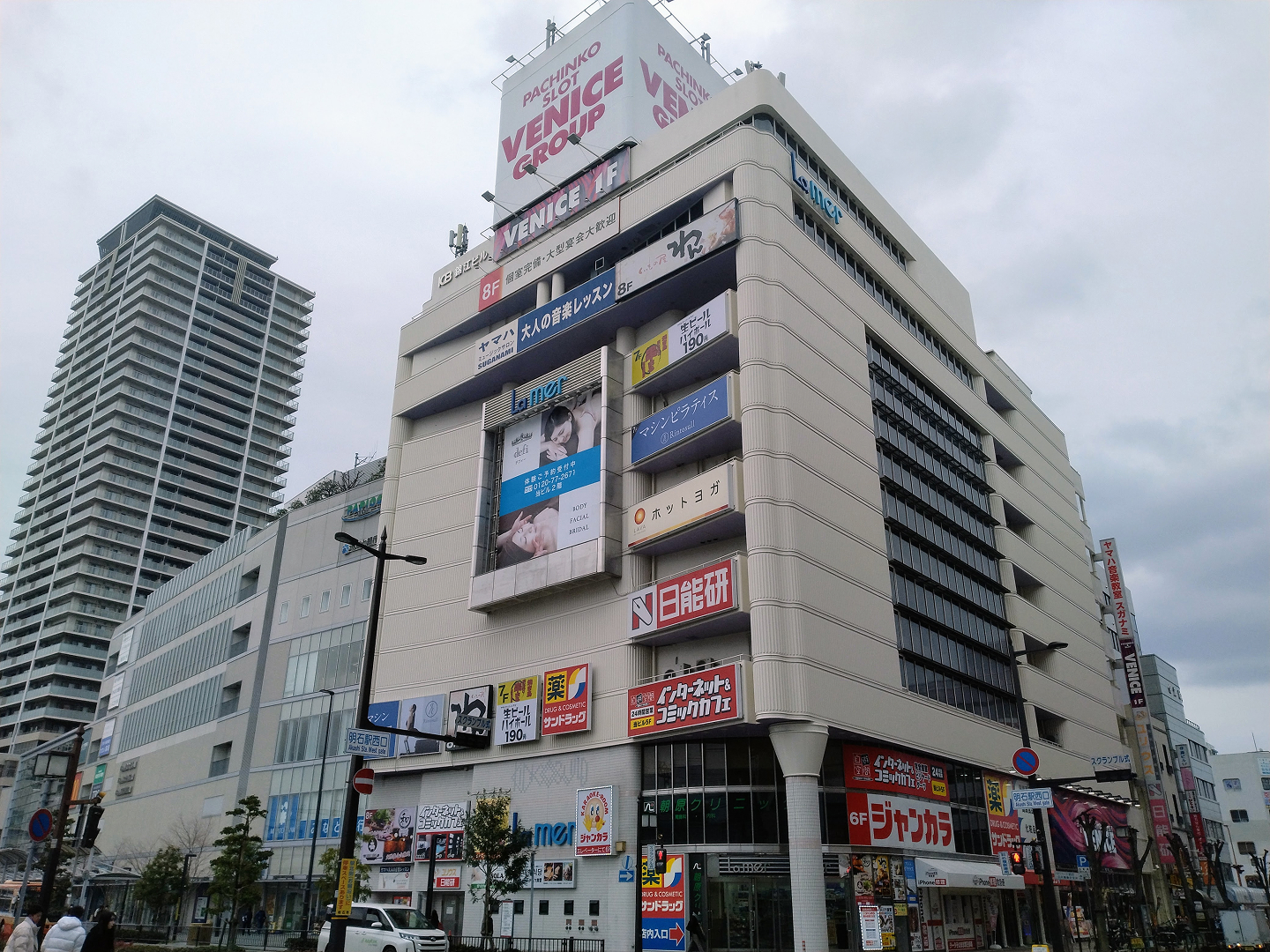 ホットヨガスタジオ・ラバ明石店のビル