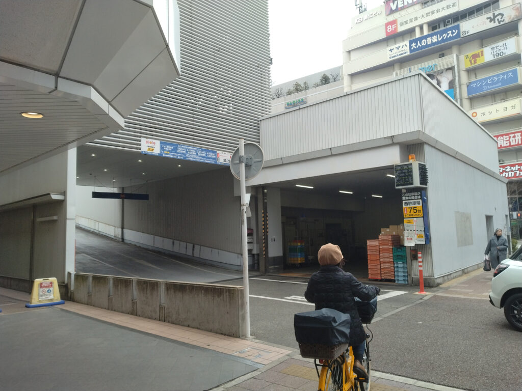 明石駅のピオレ改札からまっすぐ歩いて外に出他ところの駐車場