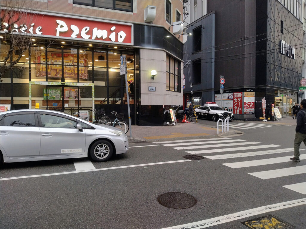 LAVA三宮駅前店のあるビルとそこに行くまでの横断歩道の写真