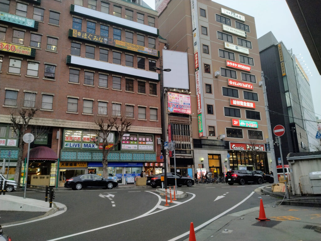 JR神戸三宮駅東口の北側から出て右方の風景の写真