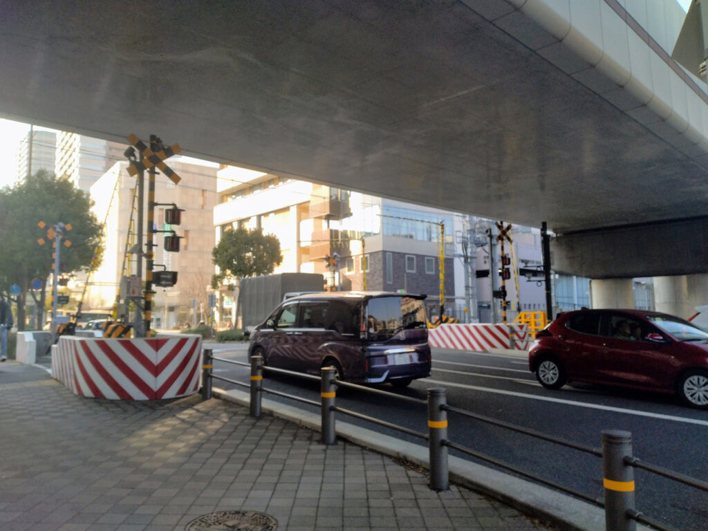 ピラティスKのビル下の踏切の写真