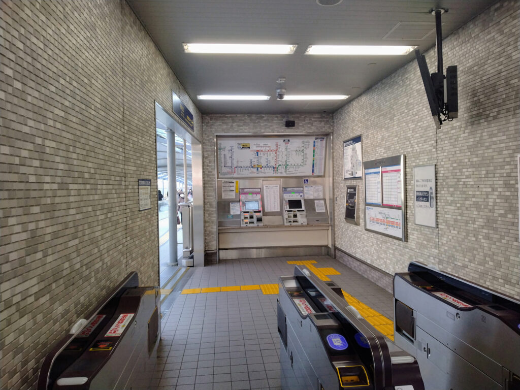 西宮ガーデンズへの近道、今津線の南東改札口の写真