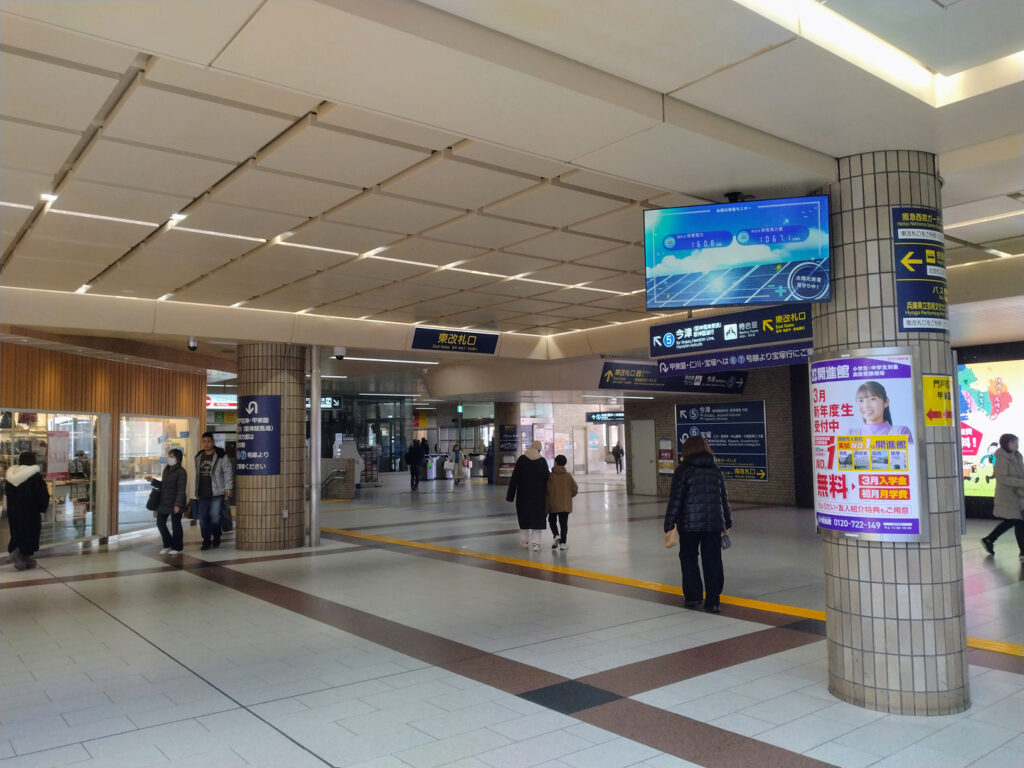 阪急西宮駅中央の休憩所から今津方面、西宮ガーデンズを見た写真