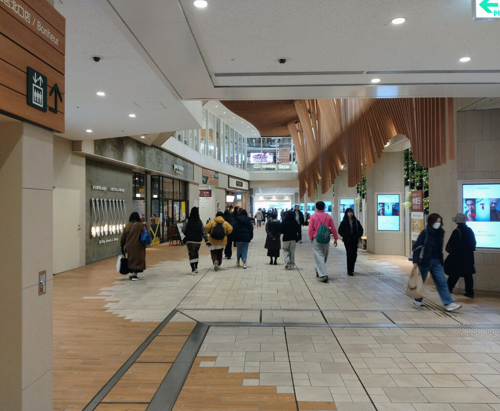 阪急西宮駅の西宮ガーデンズへの通路を撮った写真