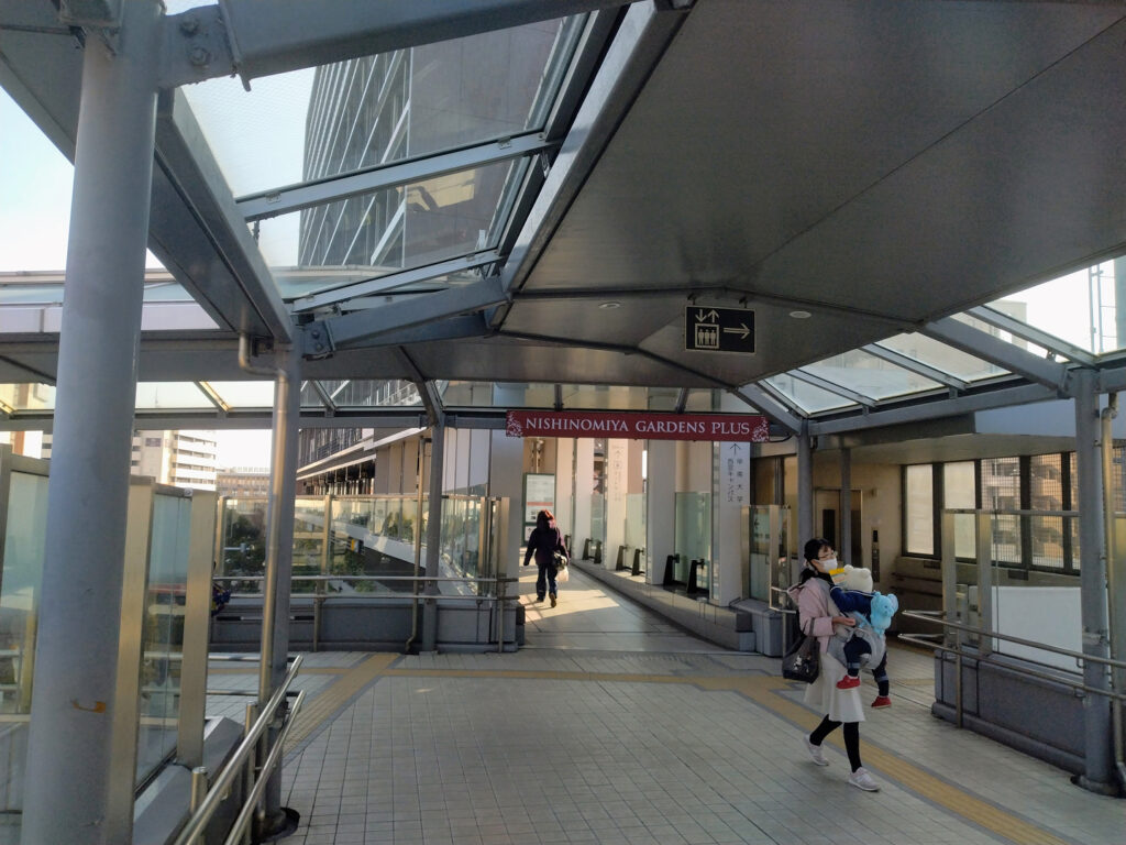 阪急西宮駅の西宮ガーデンズ本館とプラス館の分岐点の写真