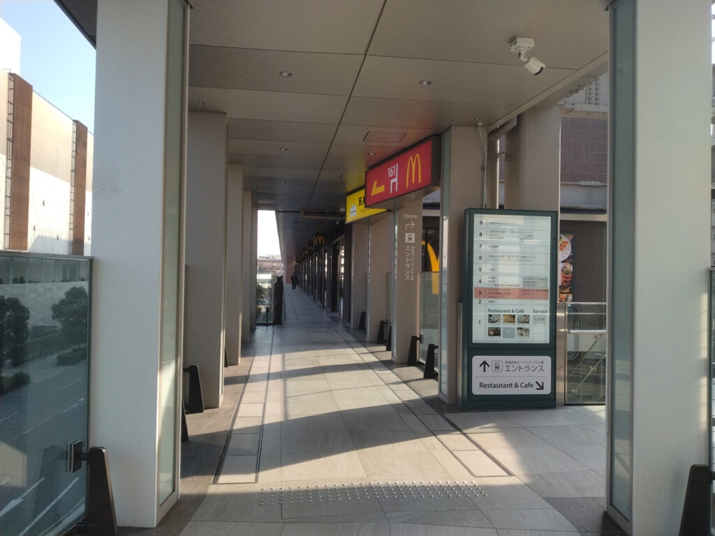 ピラティスKのビルと駐輪場への階段の分岐点の写真