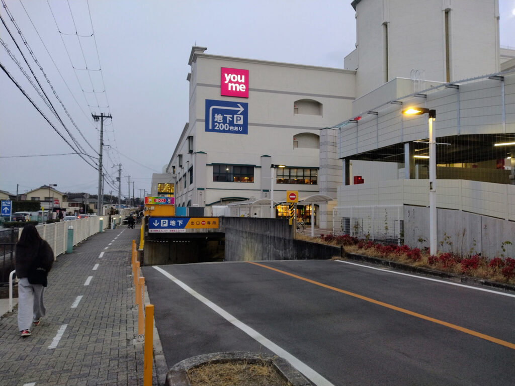 ゆめタウン姫路の北側駐車場入り口前