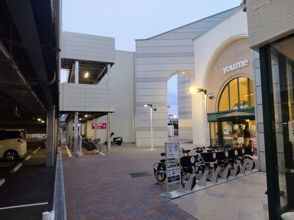 ゆめタウン姫路の駐輪場と入り口の写真