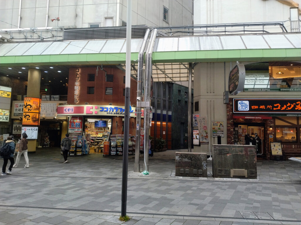 阪急三宮駅の西口から北に出たところの写真