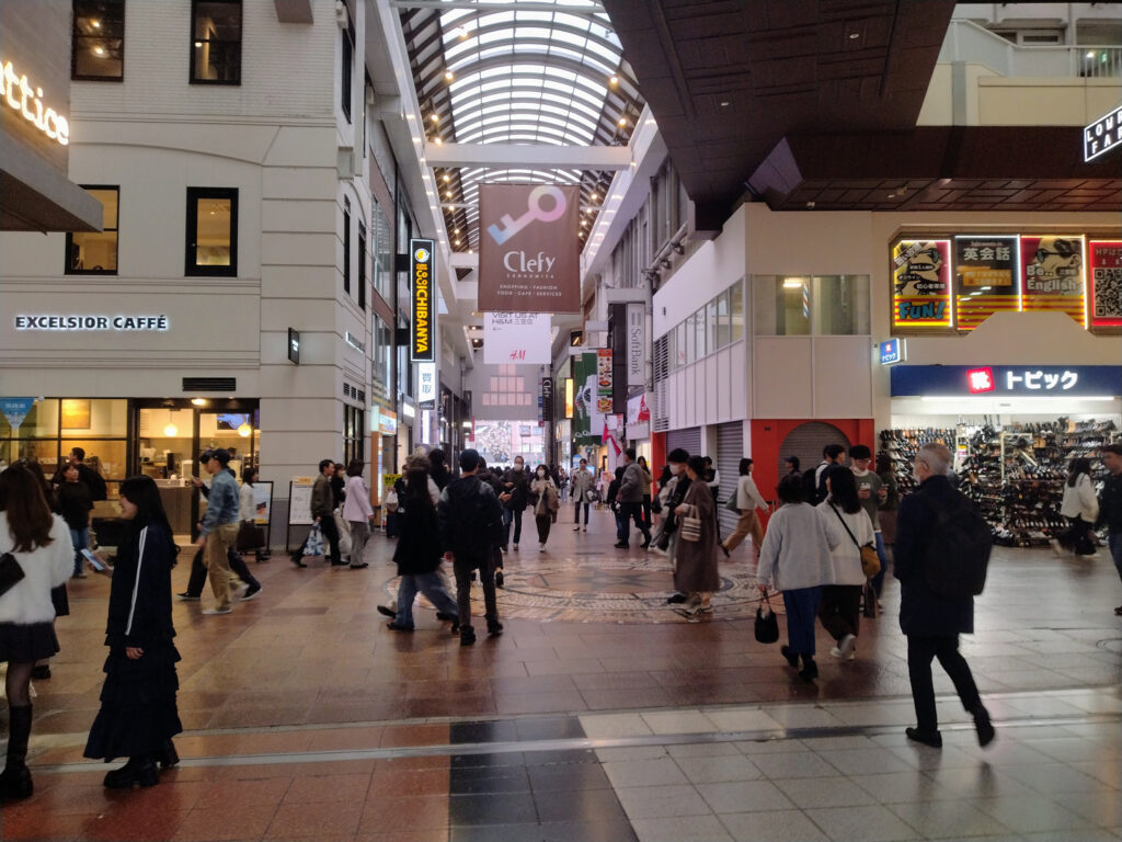 センタープラザを抜けて、センター街に出た写真