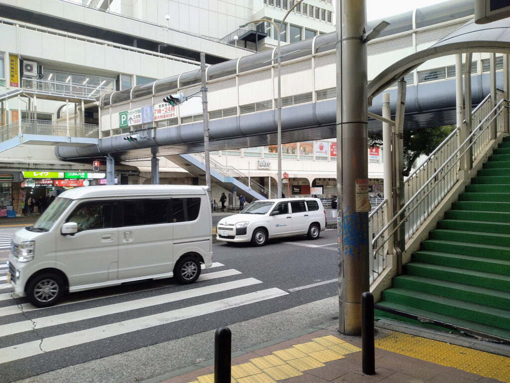 阪急三宮駅の西口から南に抜けた先の写真
