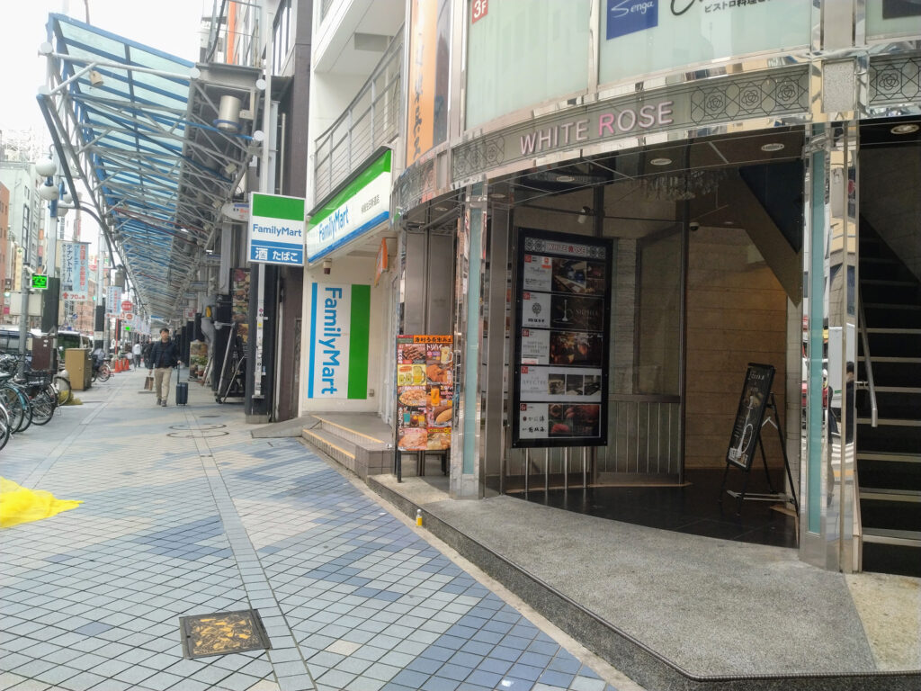 LAVA三宮駅店とは反対側のコンビニの写真
