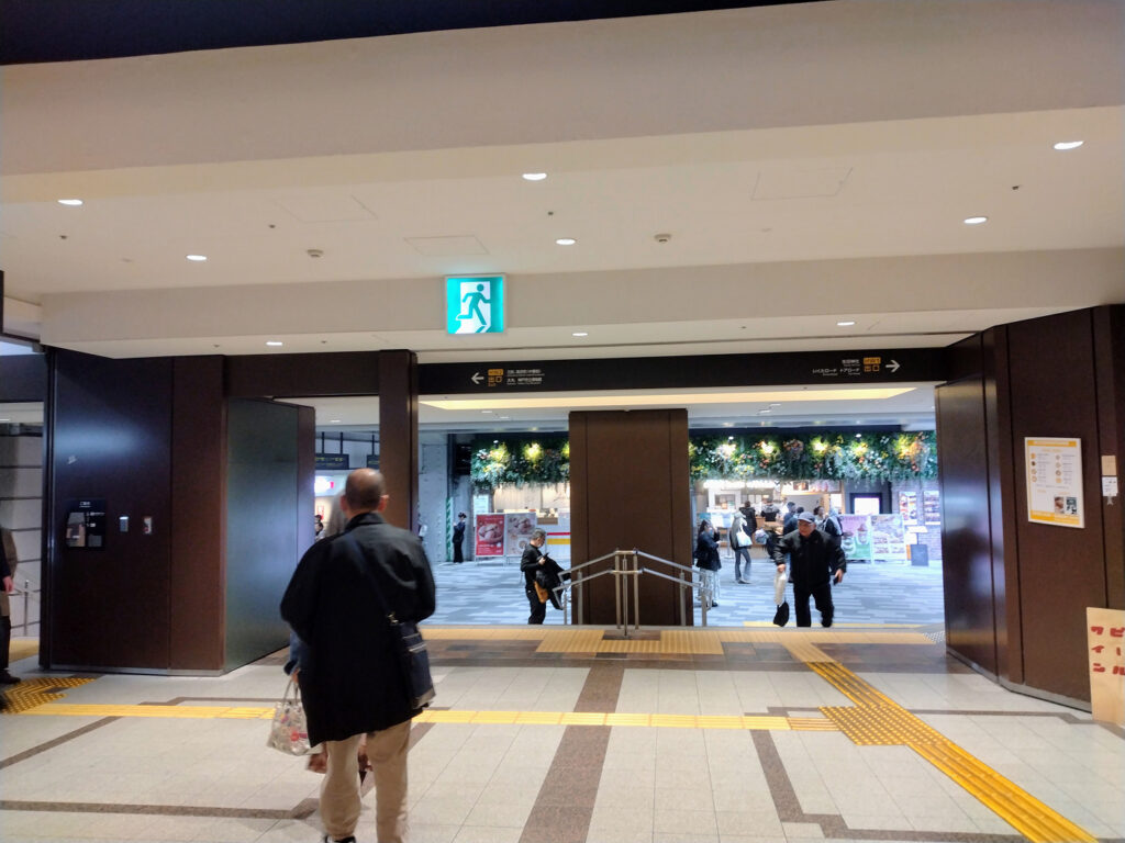 阪急三宮駅の西口から階段を降りたところの写真