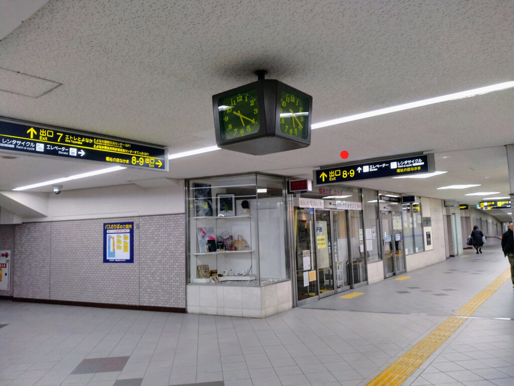 豊中駅の北口を出てすぐ、8番出口が見える写真