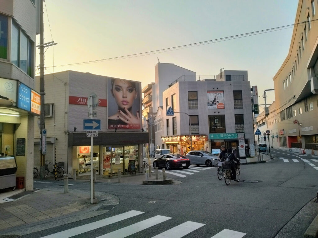 マシンピラティスrintosullを左に見る交差点の写真