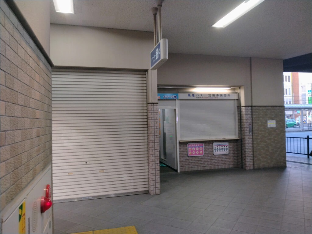 豊中駅の8番出口でエレベーターに乗って1階の写真