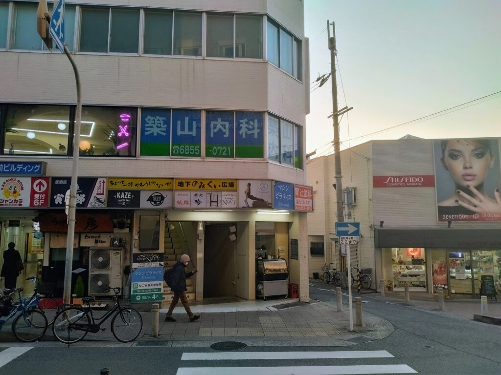 豊中駅の8番出口から出て右に180度回った先、マシンピラティスrintosullの写真