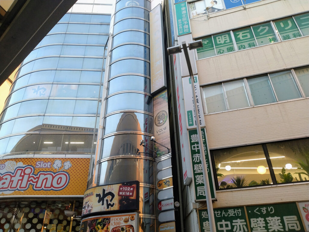 マシンピラティスrintosullビル横のネットカフェが映った写真