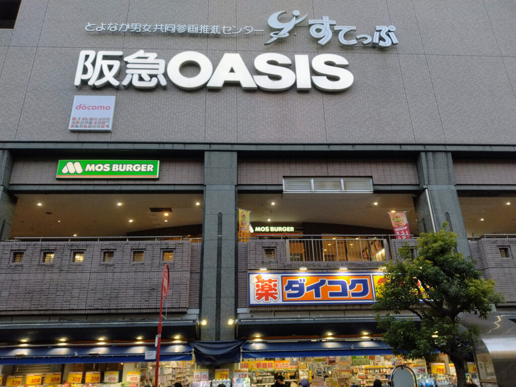 マシンピラティスrintosullのビルを右に見ながら奥にいった写真