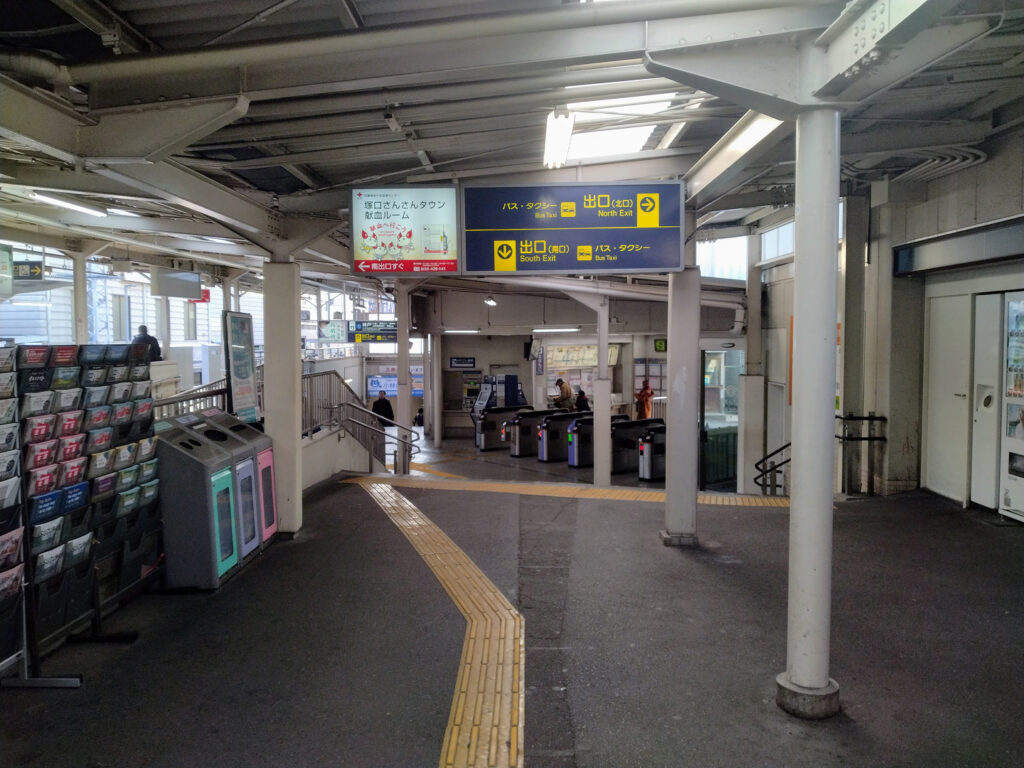 塚口駅の北出口の改札前の写真