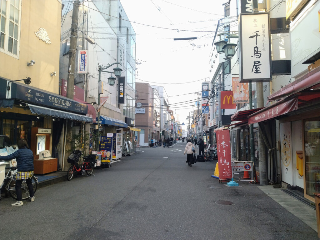 塚口駅の北出口前の商店街の写真