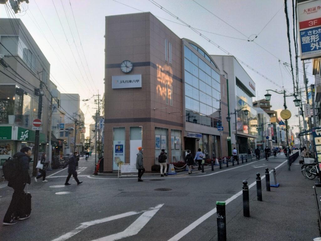 LAVA塚口へに行く目印のY字路、JA兵庫六甲の写真