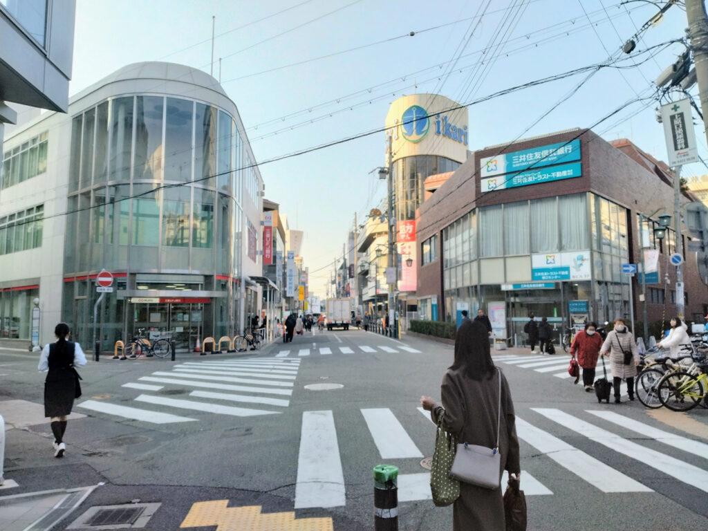 LAVA塚口までの道中にある交差点の写真