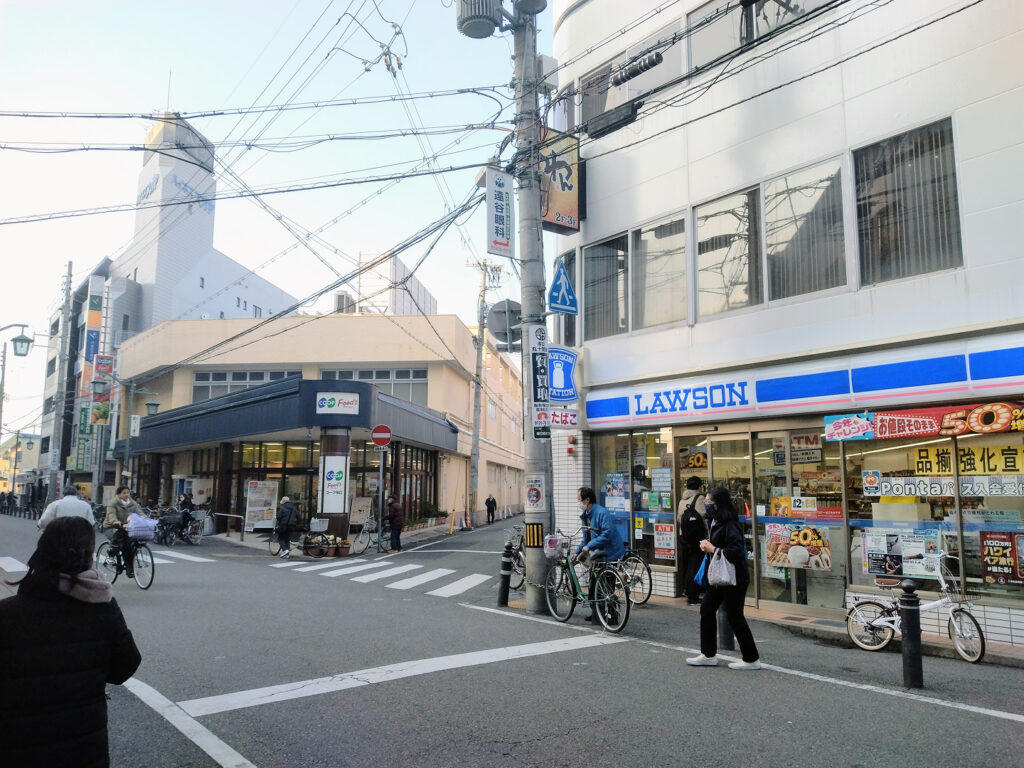 LAVA塚口の近くにあるコンビニの写真