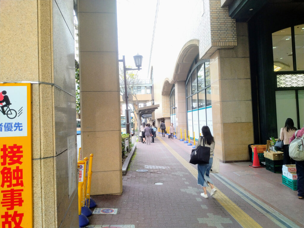 ラポルテ東館横の歩道