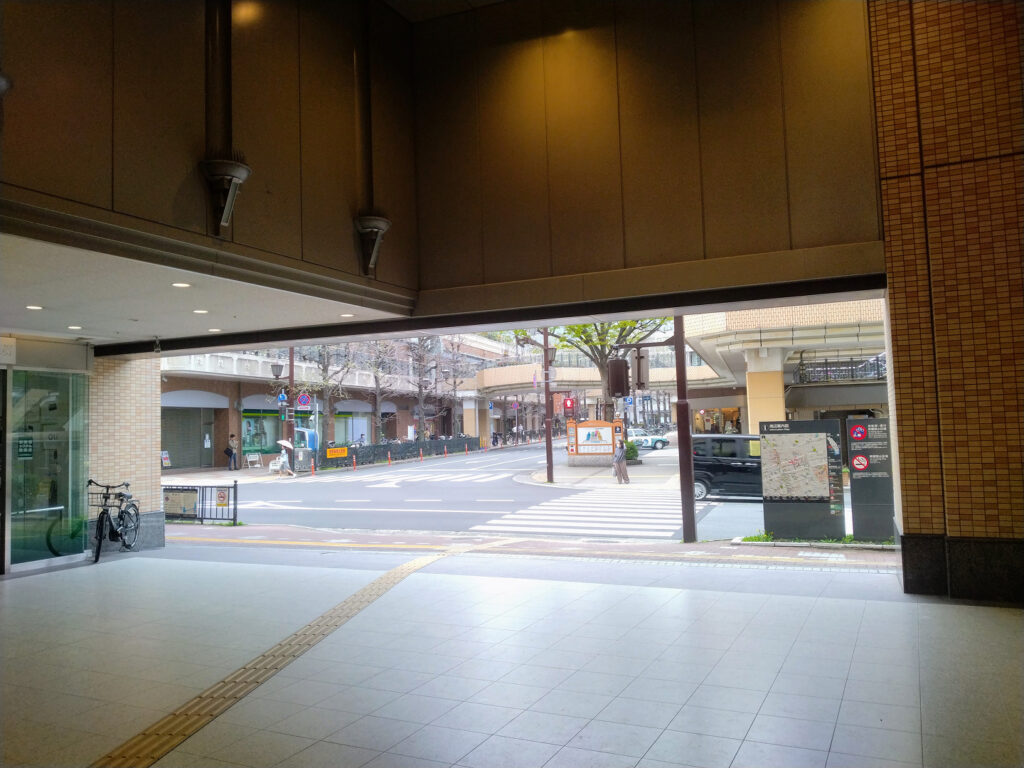 駅前の周辺案内図と交差点の風景
