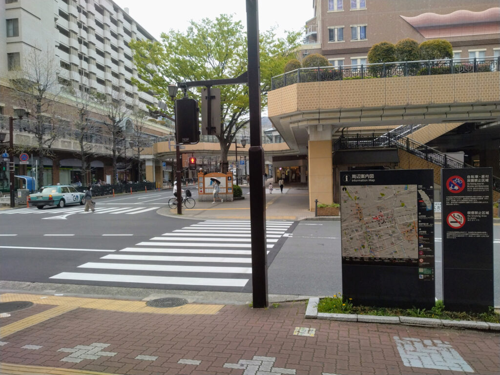 駅北口を出た直後の屋根のある広場