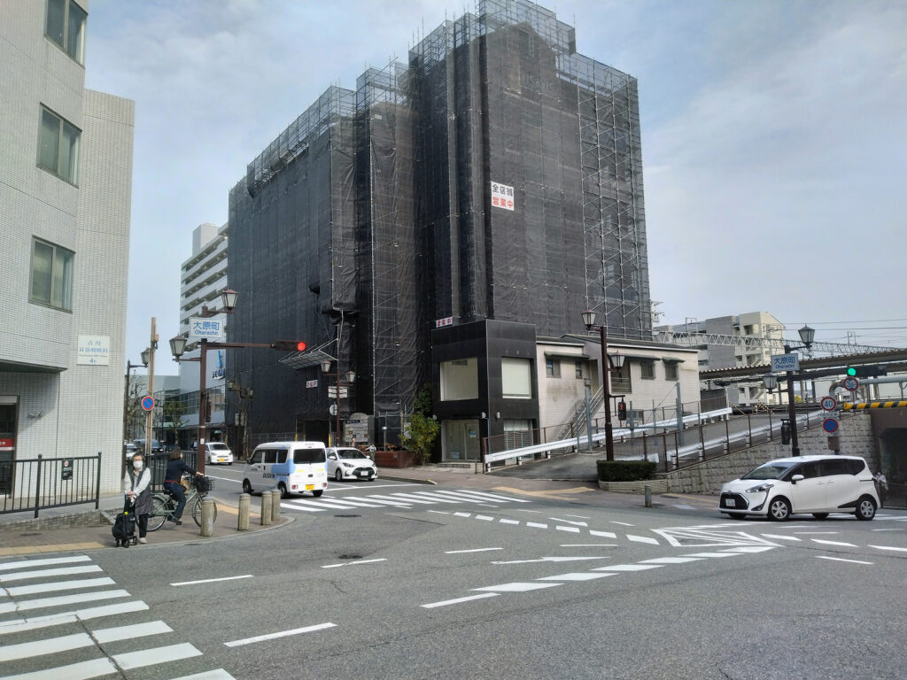 ホットヨガスタジオLAVA芦屋店が入るビル「ビザビ芦屋」の外観。大原町交差点から見た建物全体の風景。
