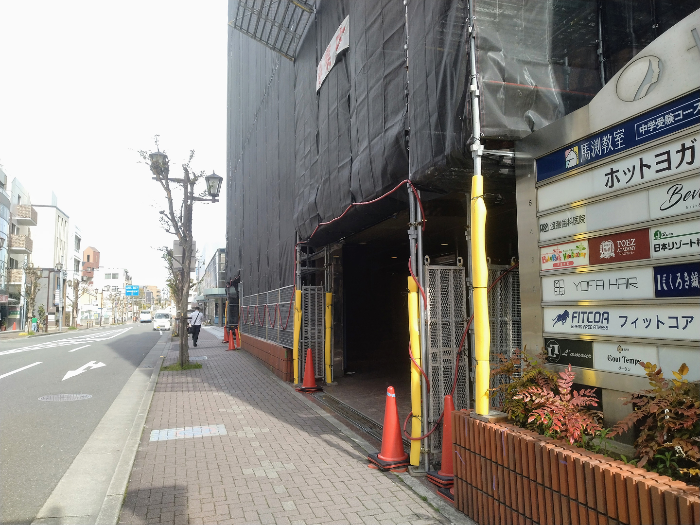 店舗が入るビル外観と入口付近