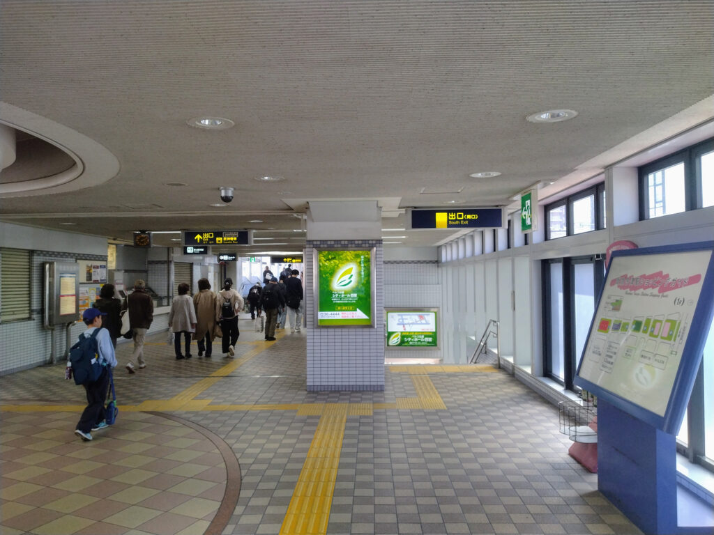 阪神今津駅の改札外コンコース。駅構内からエスカレーター・エレベーター方面への見通し。