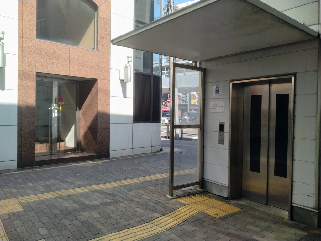 エキーマ今津1階のエレベーターホール入口。LAVA今津店があるフロアへ繋がるエレベーター。