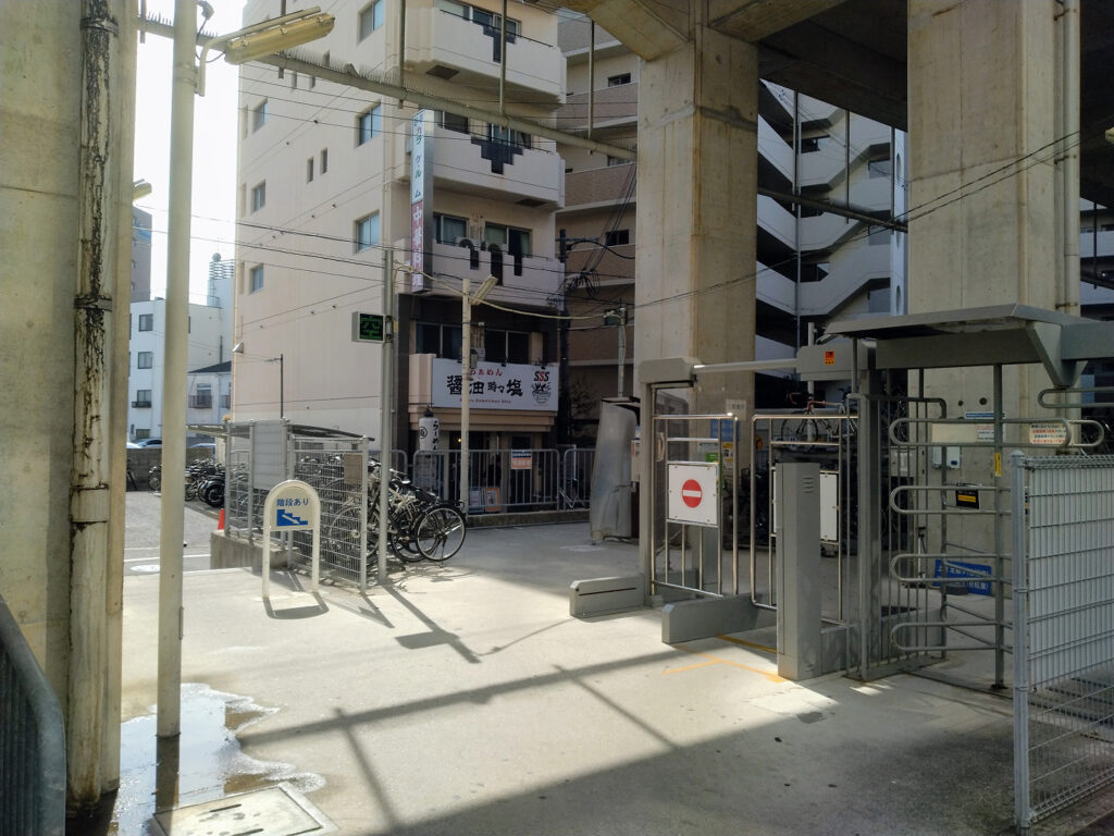 エキーマ今津の駐輪場入口付近。車で来店する際の目印となるスロープと案内表示。