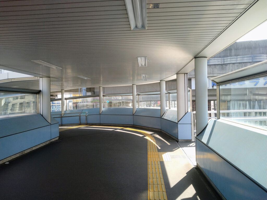 駅ビルに直結する屋外のスロープ・歩行者通路。LAVA今津店へのバリアフリールート。