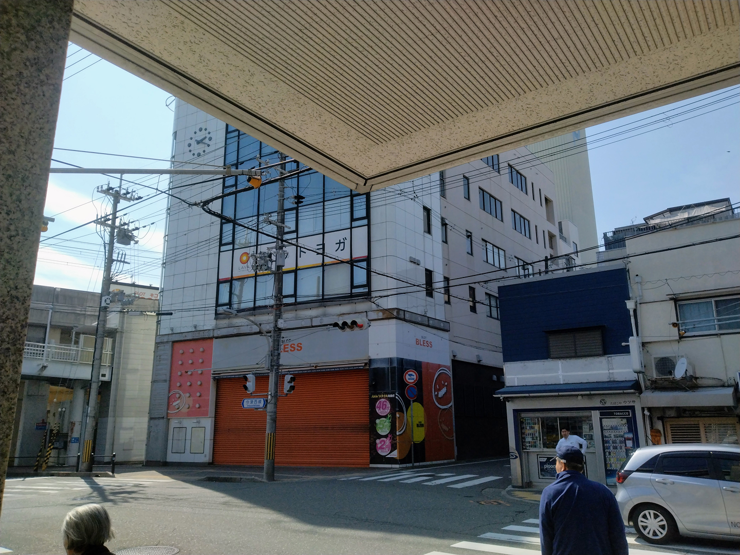 今津駅前の通りと周辺ビル群。LAVA今津店が入るエキーマ今津周辺の街並み。