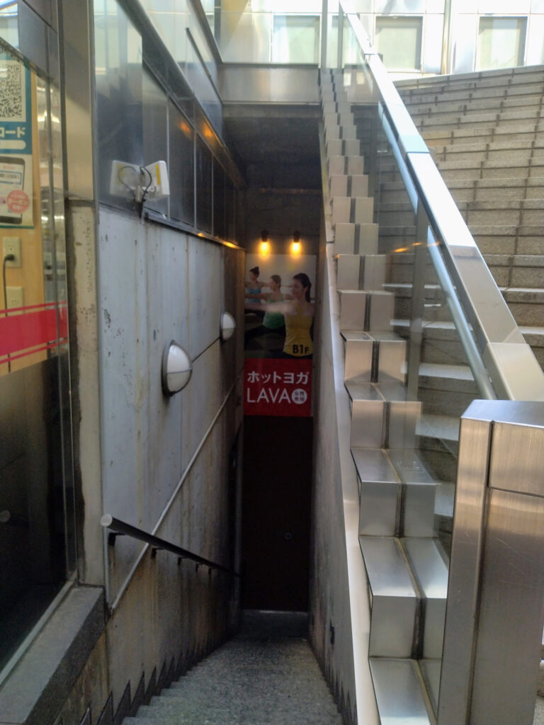 ホットヨガスタジオLAVA岡本店の地下1階入り口へと続く階段